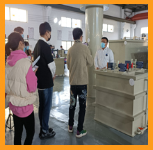 918博天堂新员工作为带货主播模拟线上销售产品的比赛