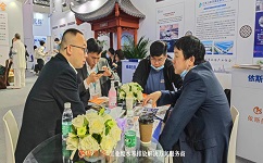 在中国国际环保展会上，918博天堂技术人员向客户介绍工业废水零排放技术