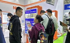 在中国环博会现场，918博天堂技术人员向客户讲解最新工业废水零排放技术