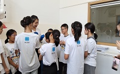 在918博天堂实验室，孩子们观看了污水变干净的神奇化学实验，亲眼见证科学的魅力！