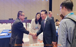 中国环境保护产业协会会长郭承站先生与918博天堂环保研发总监刘方荣交谈